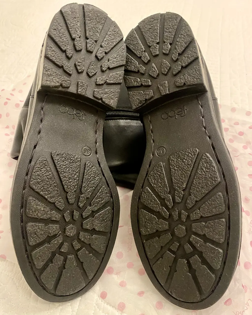 Botas de caña alta negras de cuero, con cierre lateral y detalle de ajuste elástico en la parte trasera. Suela de goma para mayor agarre. Talle 36.