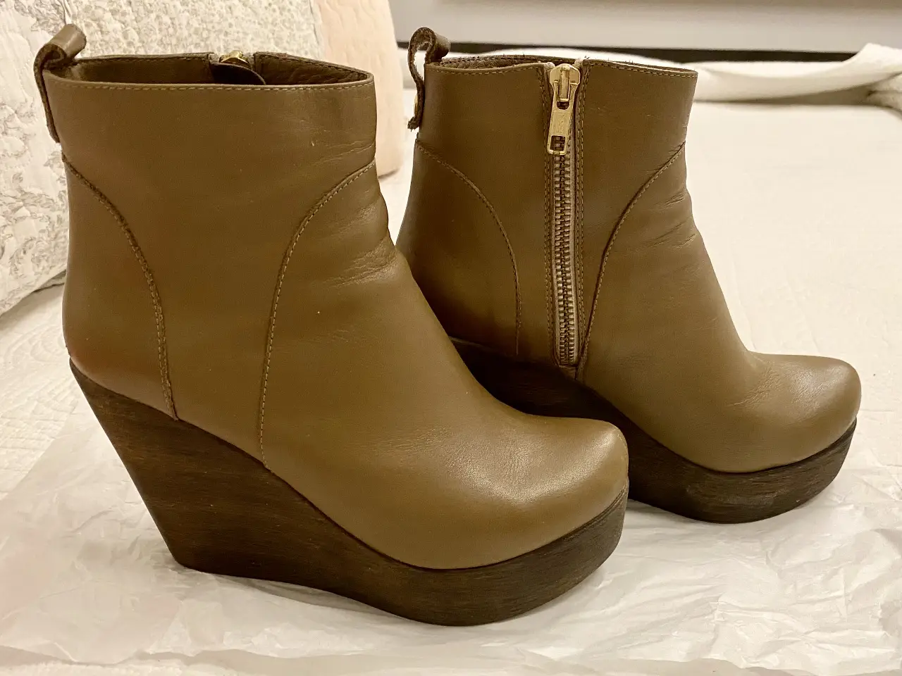Botinetas FERRARO de cuero marrón claro, con plataforma y cierre lateral. Ideales para un look casual y moderno.