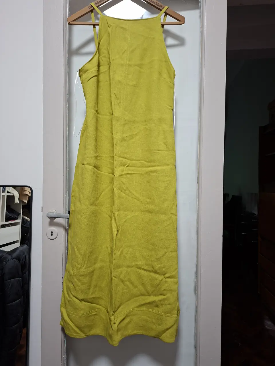 Vestido midi de color amarillo, con espalda descubierta y tirantes finos. Cierre al costado. XL chico