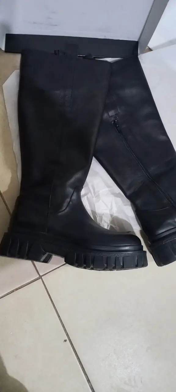 Botas altas negras con suela gruesa, marca Juanita Shoes