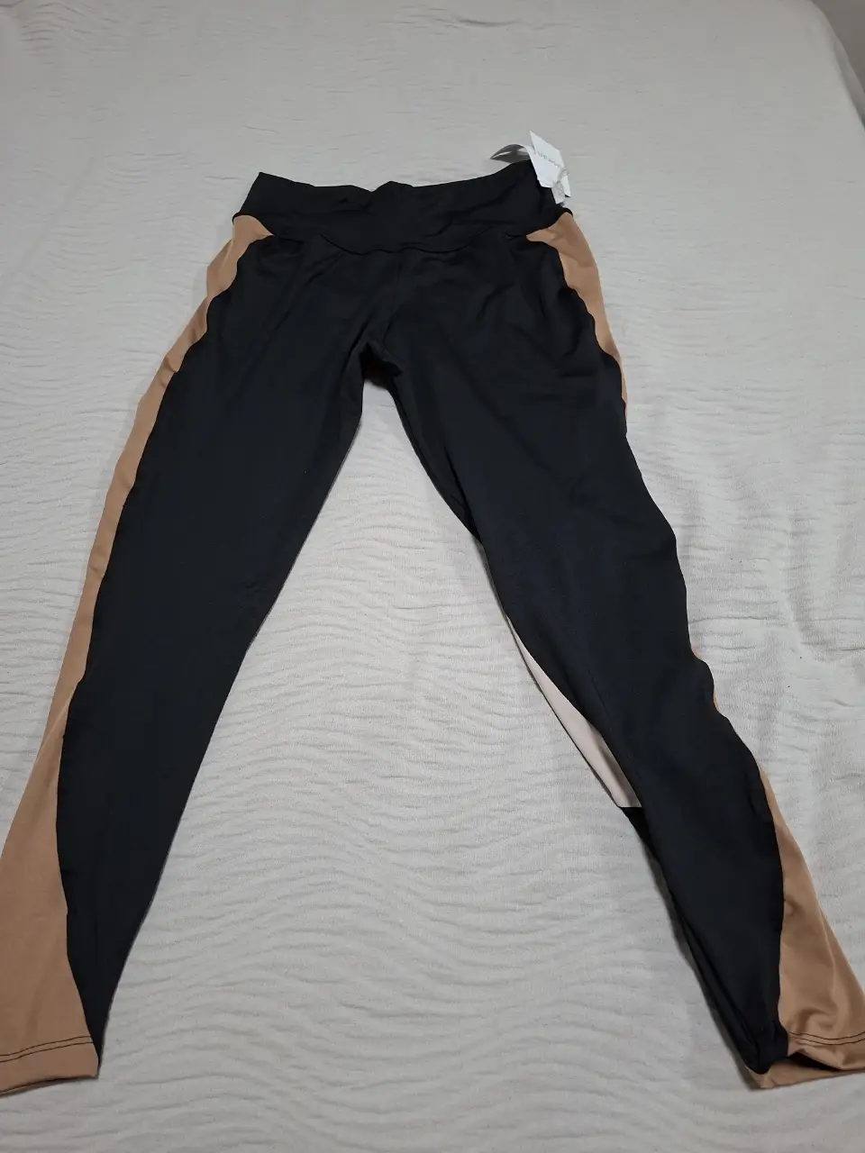 Calzas deportivas de mujer, color negro con detalles en marrón. Marca OSEAN 