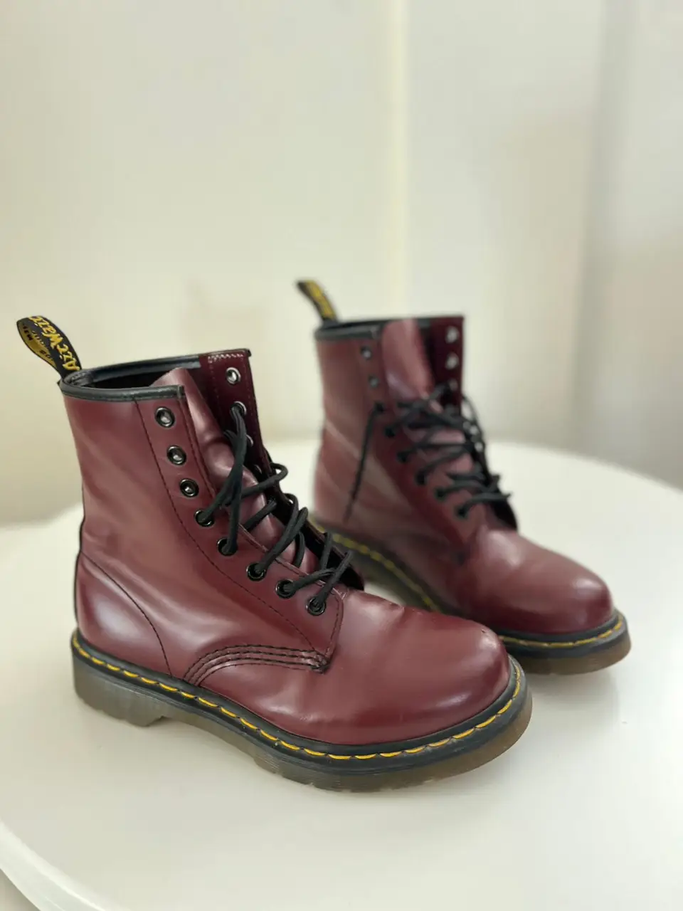 Borcegos Dr. Martens color bordó, con cordones negros y suela amarilla. Talle 7 US.