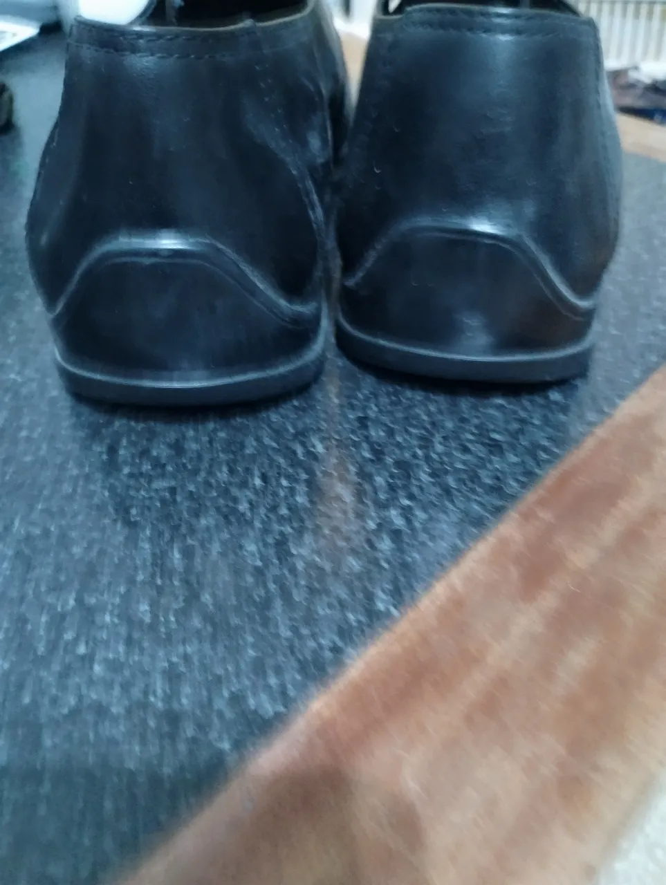 Zapatos de vestir negros para hombre, con cierre de velcro y suela de goma. Talle 41.