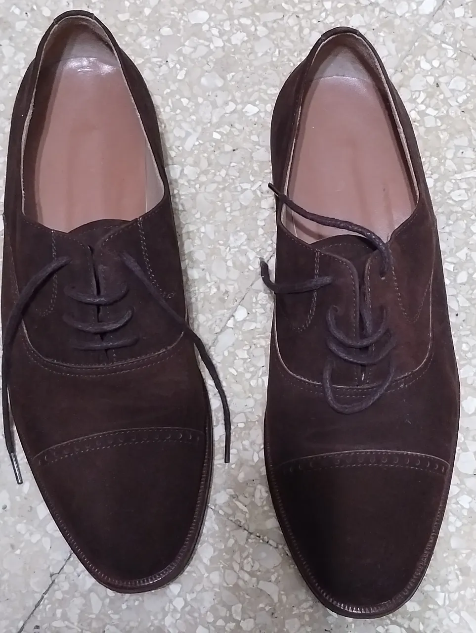 Botines de cuero marrón para hombre, con cordones y suela de goma. Ideales para un look casual y elegante.