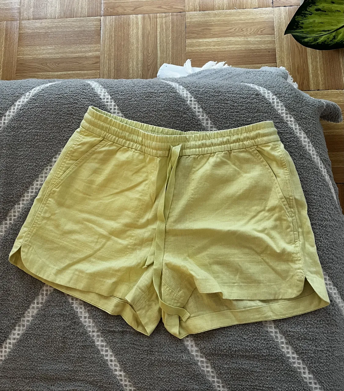 Short de lino amarillo de la marca J.Crew, tiro alto con cintura elastizada y cordón. Ideal para un look casual y fresco.