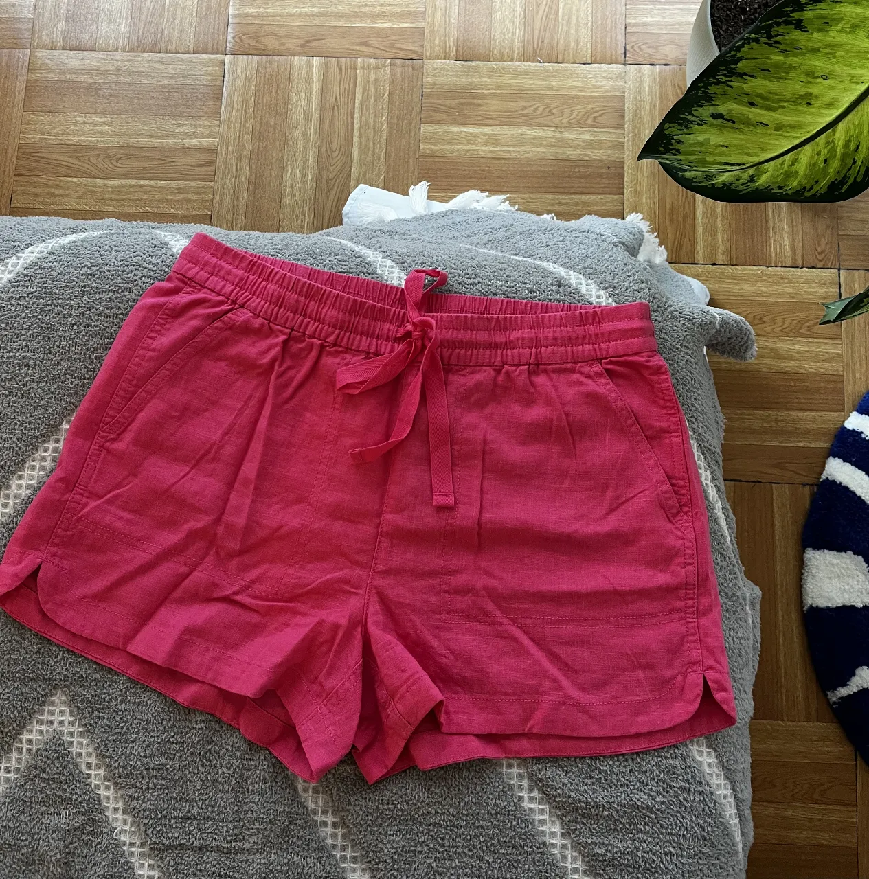 Short de lino rosa de la marca J.Crew, talle S. Ideal para un look casual y fresco en verano. Cuenta con cintura elastizada con cordón y bolsillos laterales.
