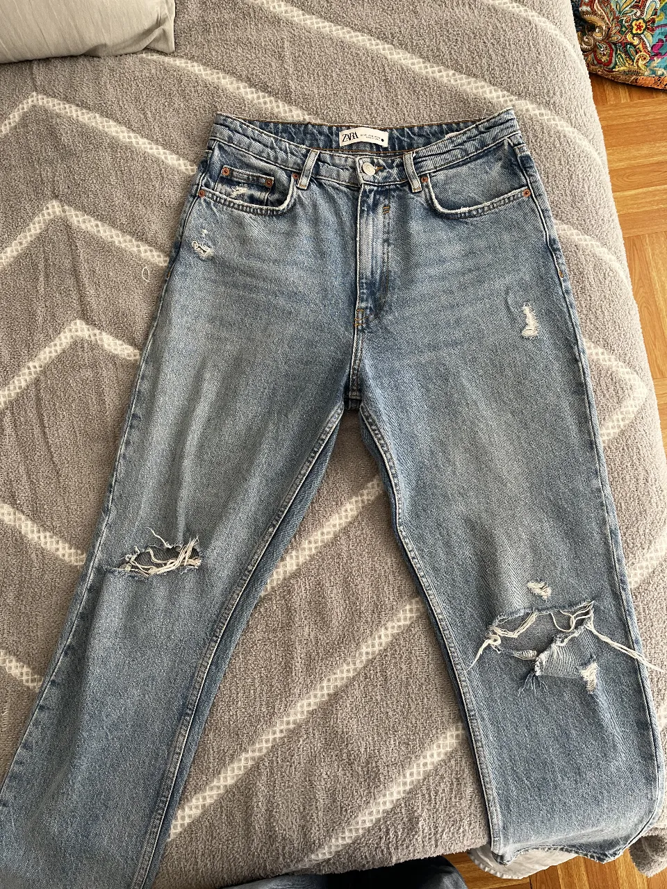 Jeans de mujer Zara, tiro alto, con roturas en las rodillas. Talle 40 EUR, 8 USA, y MEX 30. Hecho en Turquía.