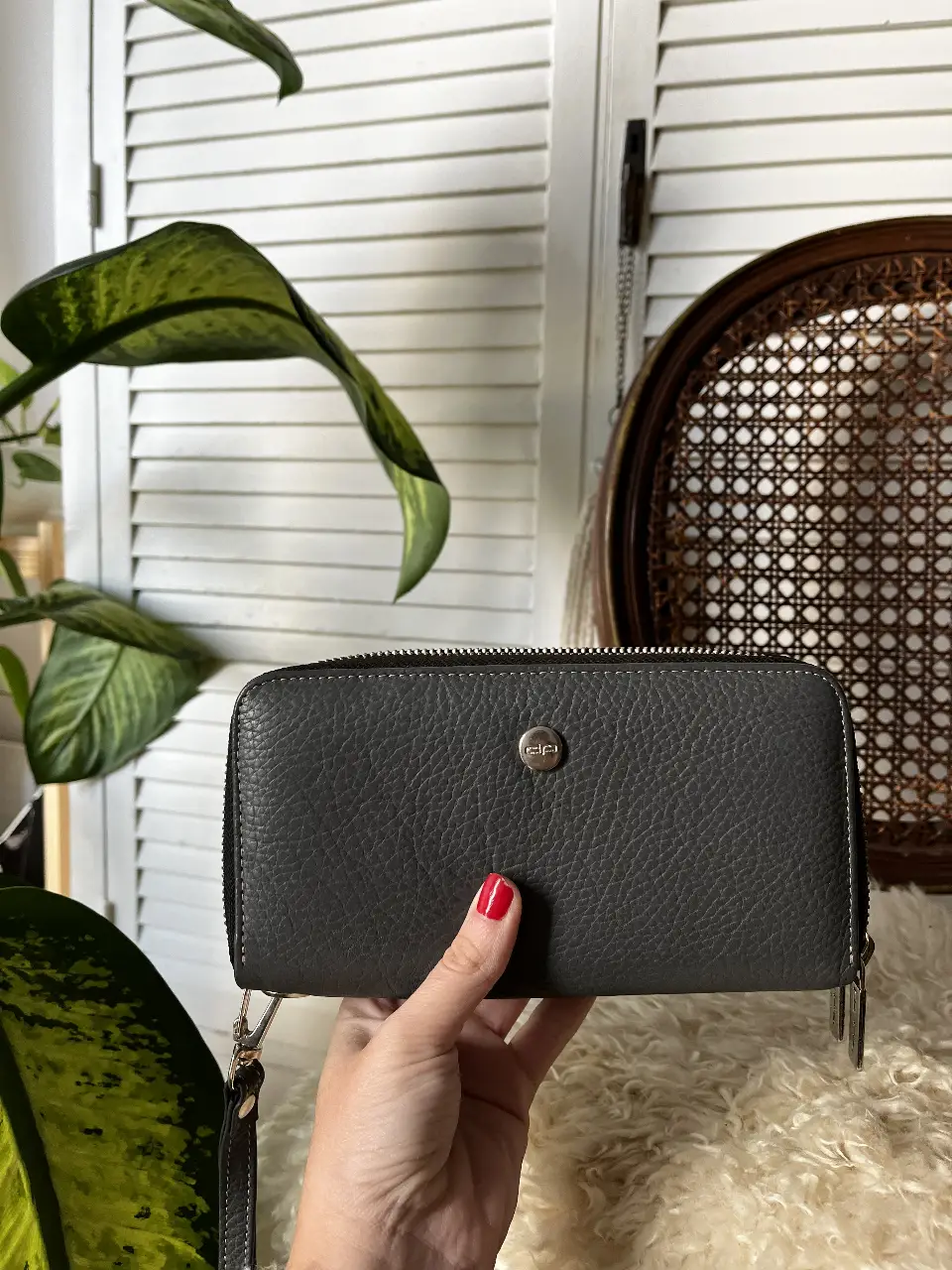 Billetera de cuero gris con cierre, ideal para guardar tus pertenencias de forma segura y con estilo. Diseño elegante y funcional, perfecta para el uso diario.