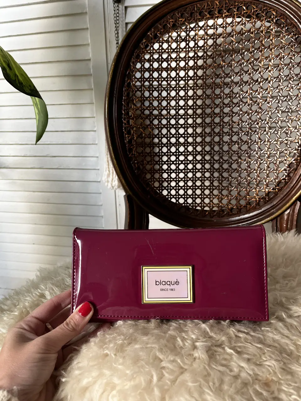 Billetera de mujer marca Blaque, color borravino, con múltiples compartimentos para tarjetas y documentos. Ideal para organizar tus pertenencias con estilo y elegancia.