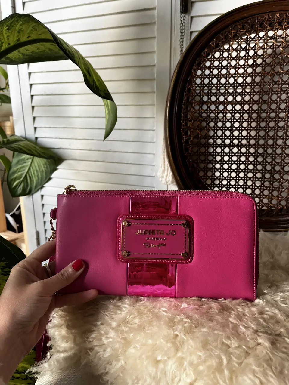 Cartera de mano Juanita Jo, color rosa fucsia con detalles en charol y aplique dorado. Ideal para eventos y salidas.