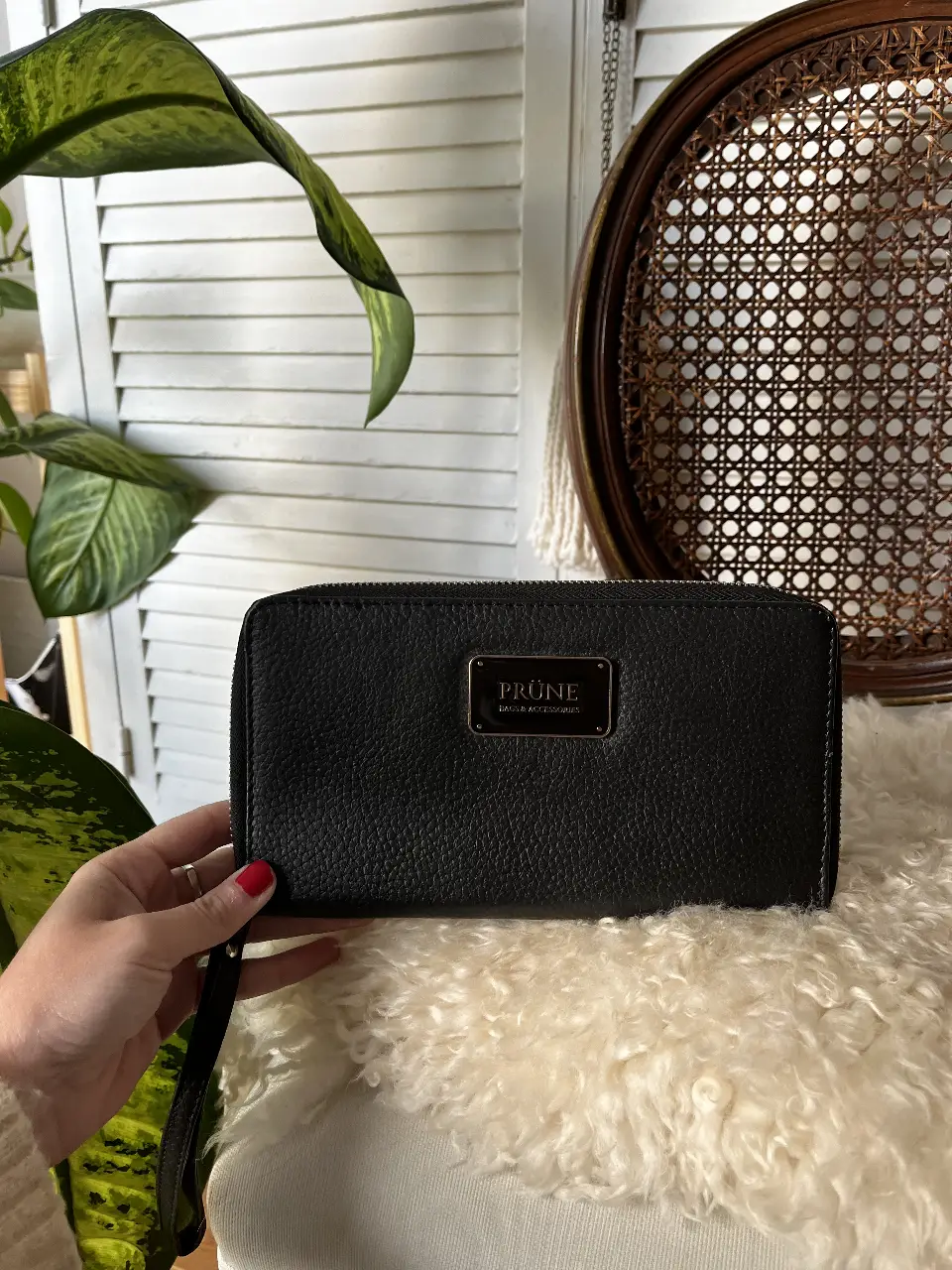 Billetera de cuero negro PRUNE, con cierre y detalles plateados. Ideal para llevar tus esenciales con estilo y organización.