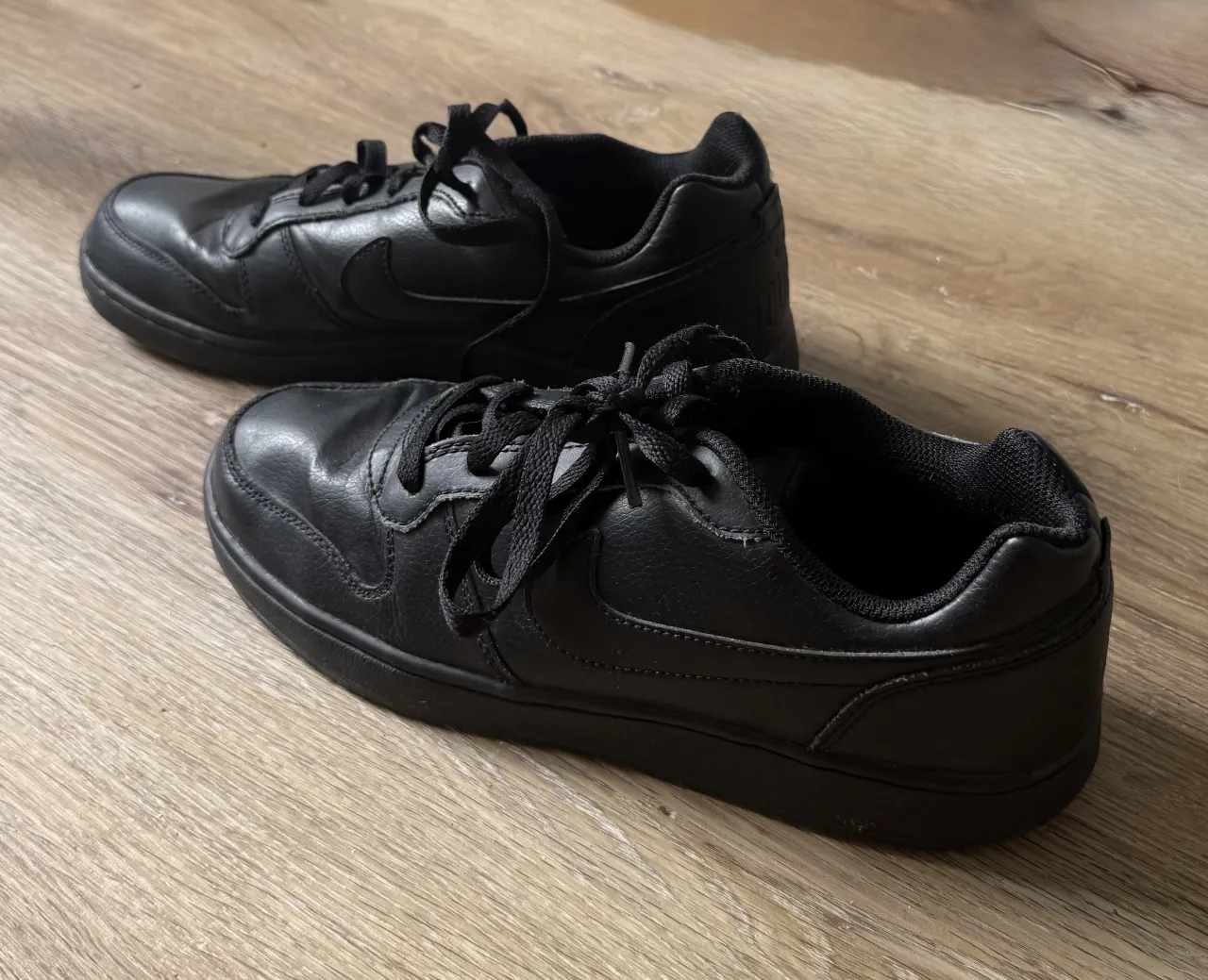 Zapatillas Nike court low negras de cuero, ideales para el día a día. 