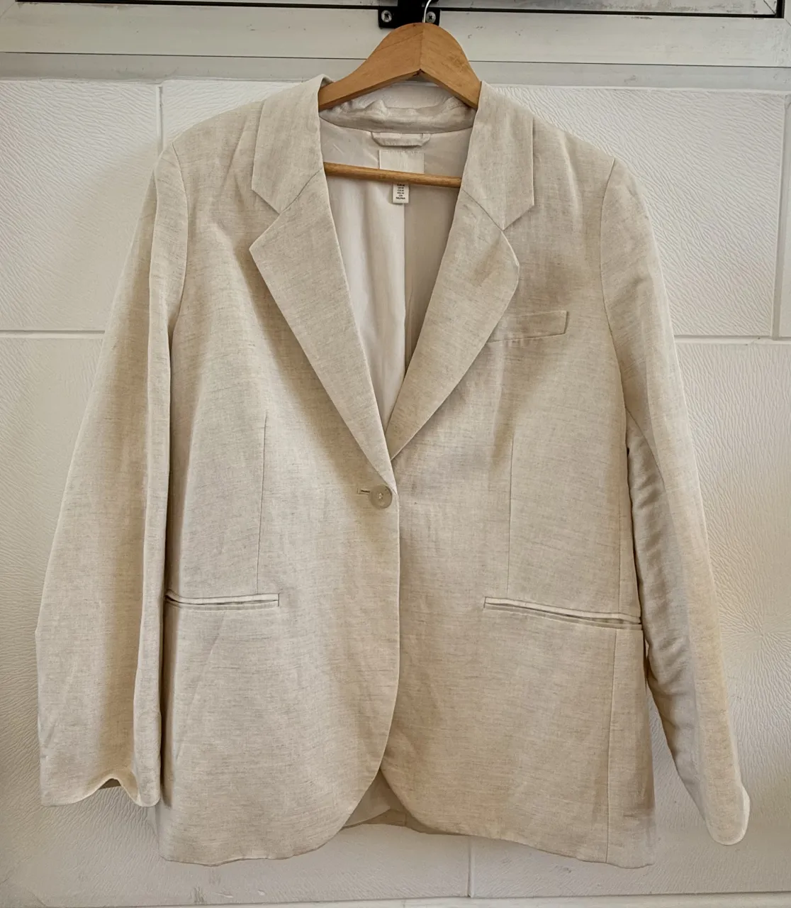 SIN USO!! Blazer de lino color crudo con un botón al frente y bolsillos con tapa.