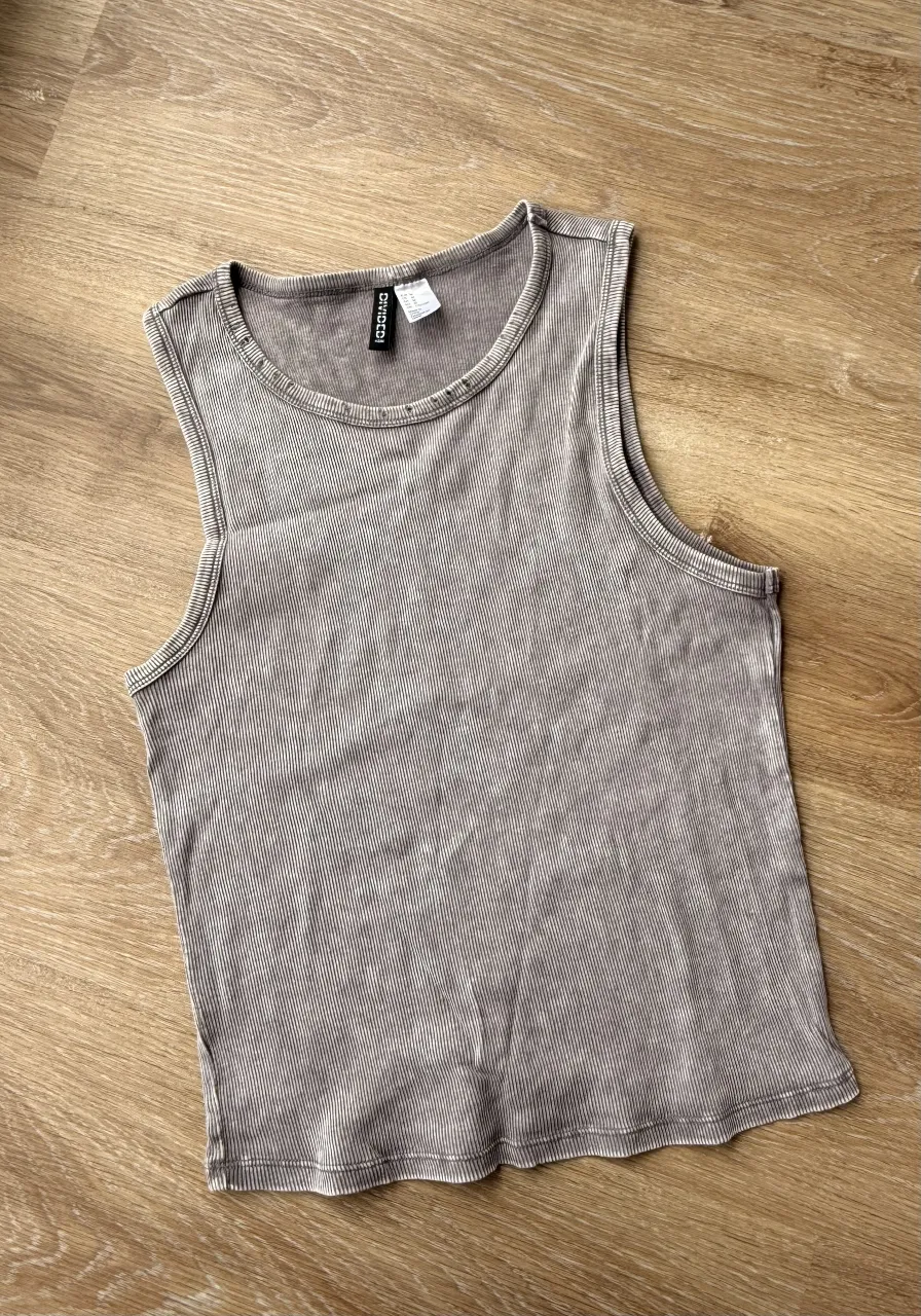 Musculosa de algodón acanalada tipo desgastada con cuello redondo.