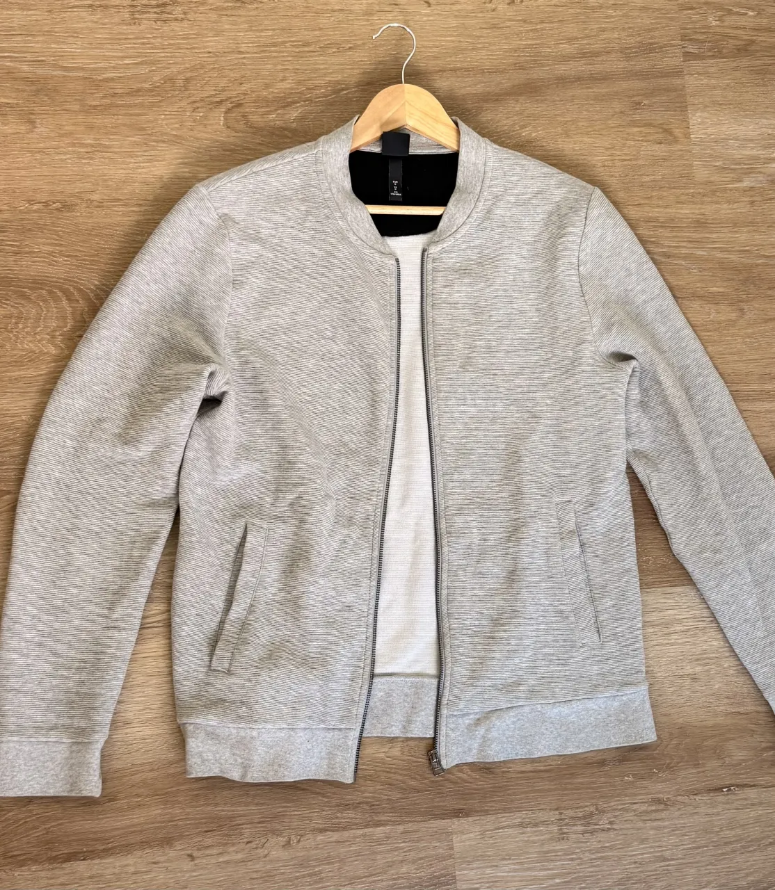 Campera bomber gris con tela super suave y cierre.