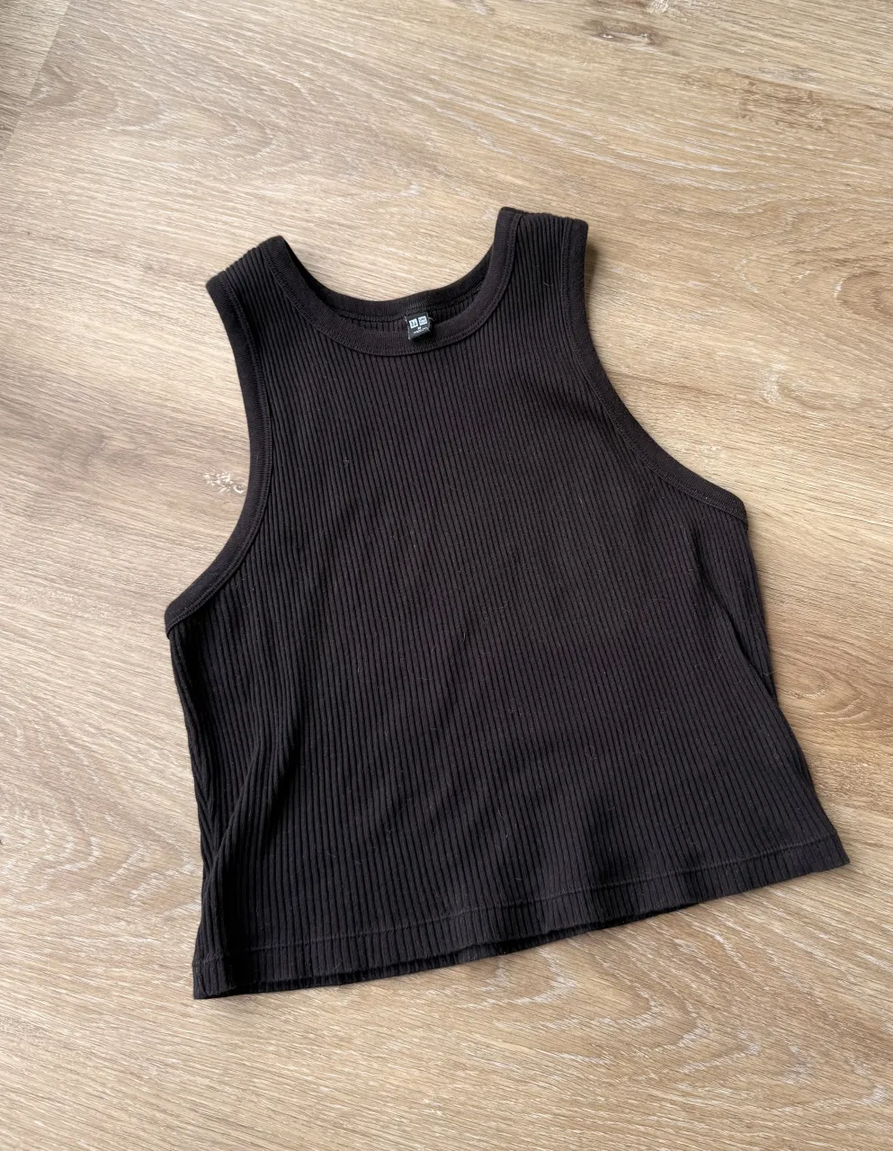 Musculosa crop negra de morley, con cuello redondo y breteles anchos.