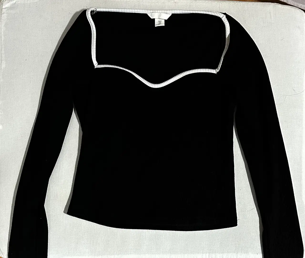 Remera h&m manga larga escote corazon con borde blanco en el cuello. Ideal para un look nocturno TALLE M
