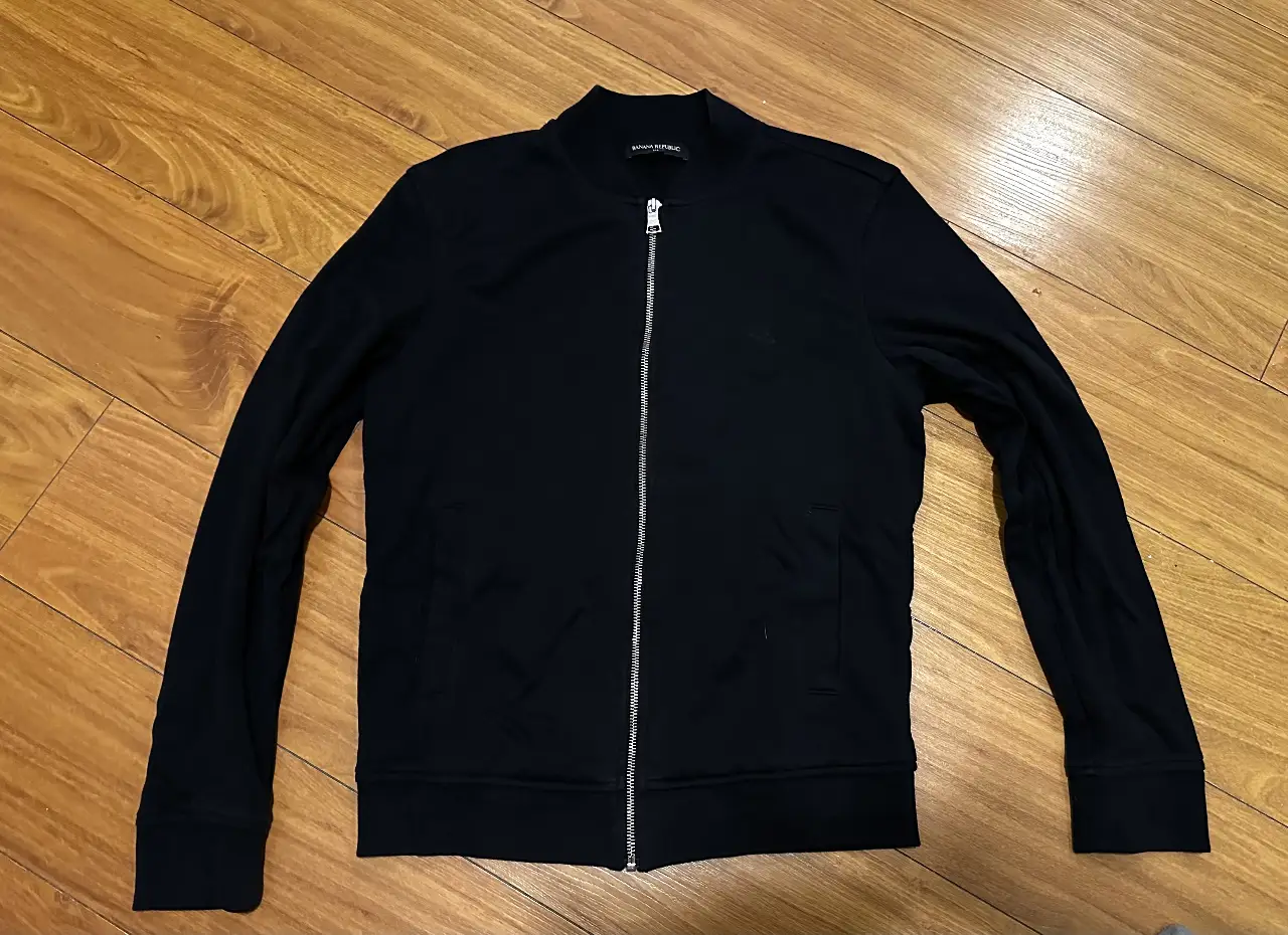 Campera bomber negra de hombre, con cierre frontal tela de algodon. Ideal para un look casual y moderno.