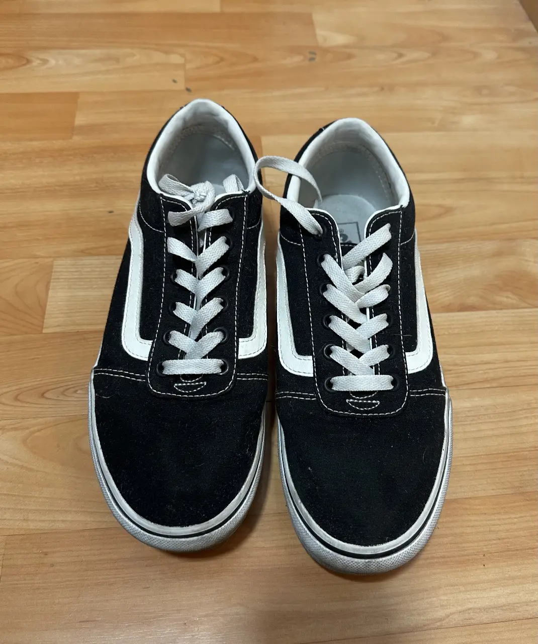 Zapatillas Vans Old Skool negras y blancas. Talle 9 US de mujer, 40 eur/arg. Ideales para un look casual y urbano.