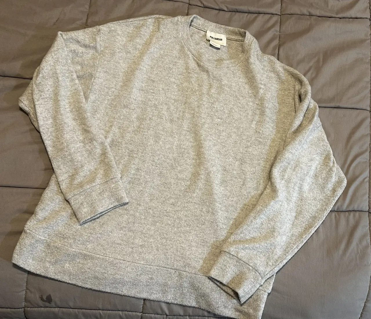 Buzo de cuello redondo gris Pull&Bear, ideal para un look casual y cómodo. Perfecto para el día a día. es XS pero queda hasta un M. es oversize. MUY pocos usos