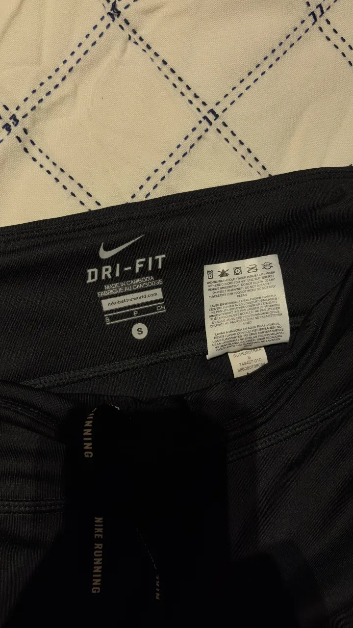 Calzas deportivas Nike Dri-Fit negras, ideales para running o entrenamiento. Cuentan con un bolsillo con cierre en la parte trasera y cordón ajustable en la cintura para un calce perfecto. Perfectas para entrenar en cualquier momento.