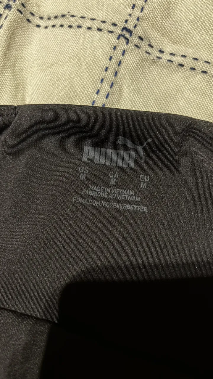 Calzas deportivas Puma negras con detalles simil cuero. Ideales para entrenar o para un look urbano.
