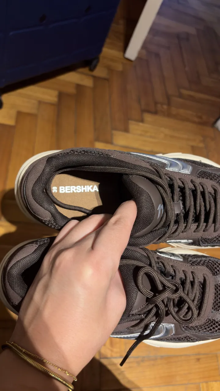 Zapatillas urbanas súper cómodas y cancheras, ideales para el día a día. Su diseño moderno y su color marrón las hacen perfectas para combinar con cualquier outfit.