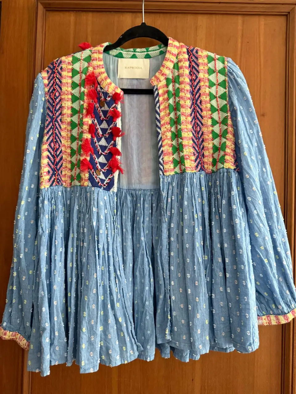 Saco RAPSODIA de mujer, estilo boho, con detalles bordados y flecos. Ideal para un look casual y con onda.