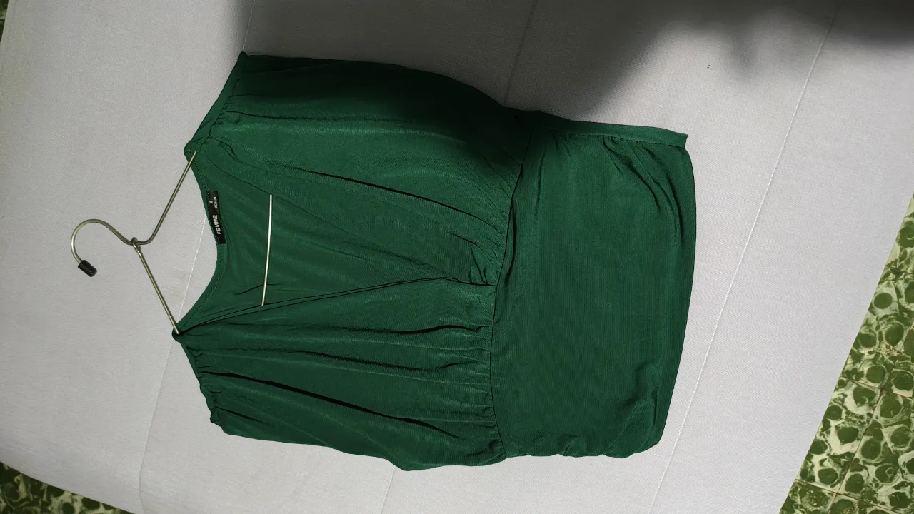 Remera manga corta de color verde oscuro, con cuello en V y fruncido en la cintura.