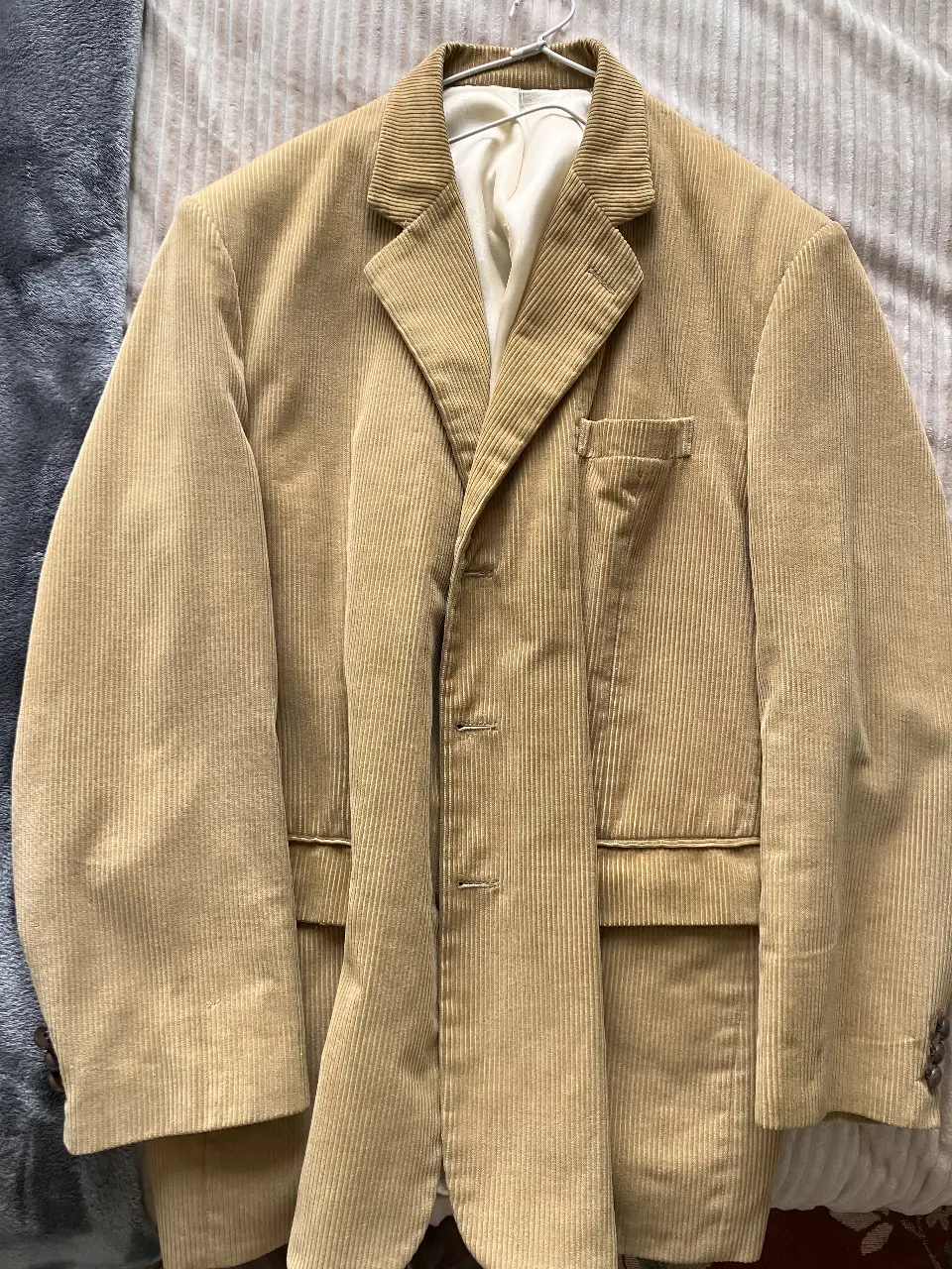 Elegante blazer de corderoy color khaki para hombre. Ideal para un look formal o semi-formal. Cuenta con dos bolsillos frontales y un bolsillo en el pecho. Interior forrado en tela satinada color crema. Marca Hamea. medidas largo 80 ancho 50
