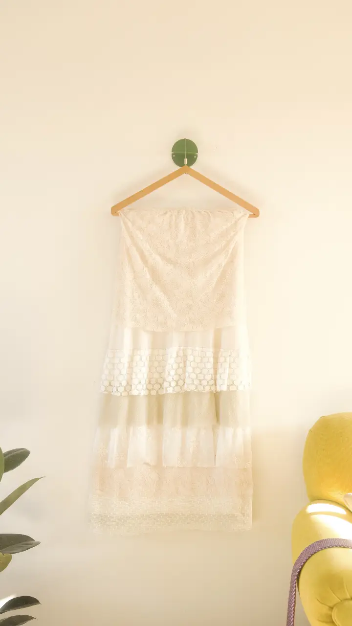 pollera largo de encaje en tonos crudos, ideal para eventos especiales o para un look bohemio y romántico. Confeccionado con capas de encaje y detalles delicados. el largo es 1 metro