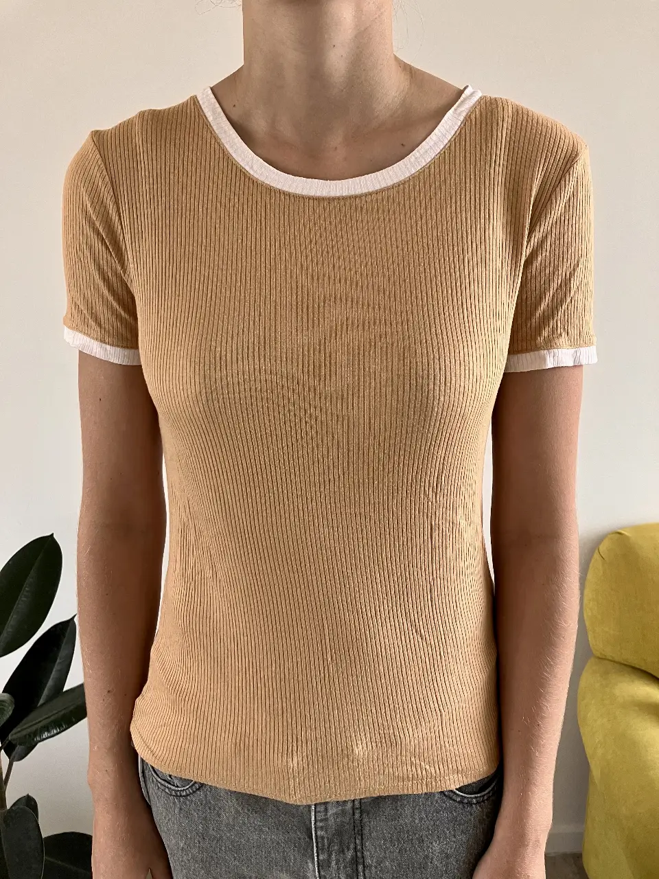 Remera de mujer de color amarillo mostaza con cuello y mangas en color blanco. De corte ajustado y tejido acanalado, ideal para un look casual y moderno.