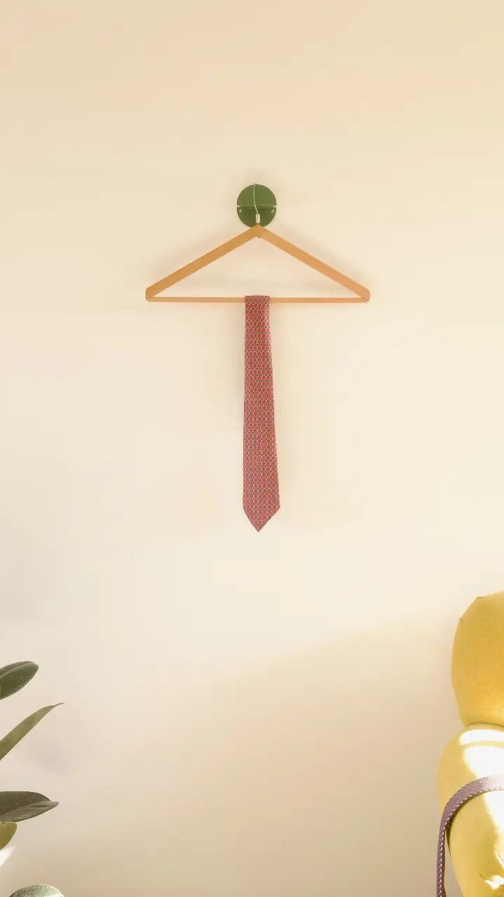 Corbata Hermes de seda, con estampado de cadenas en tonos rojo y gris. Ideal para un look elegante y sofisticado.