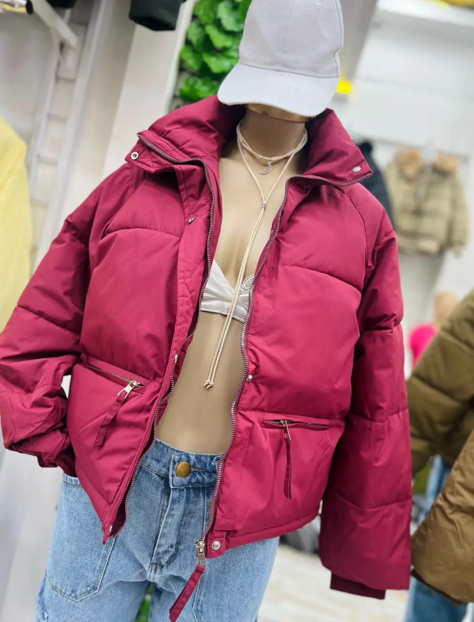 Campera bomber acolchada en color rojo, ideal para el invierno. Cuenta con bolsillos con cierre y cierre frontal. Perfecta para un look casual y abrigado.