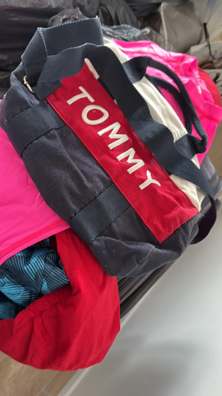 Bolso deportivo Tommy Hilfiger, ideal para llevar al gimnasio o para viajes cortos. Confeccionado en tela resistente, presenta el logo icónico de la marca en la parte frontal. Amplio compartimento principal y asas para llevarlo cómodamente.