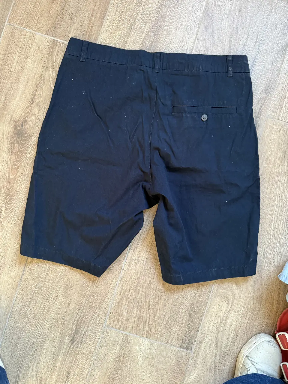 Short de hombre de color azul oscuro, ideal para un look casual y cómodo. Confeccionado en tela resistente, perfecto para el verano.