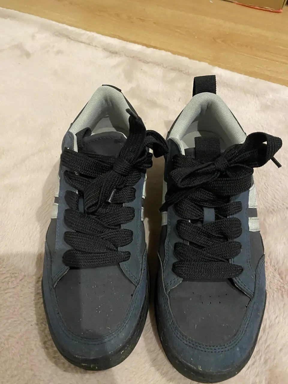 Zapatillas de hombre Pull&Bear en color azul marino con detalles en blanco. Talle 9 US. Ideales para un look casual y urbano. Excelente estado. talle 42 En.