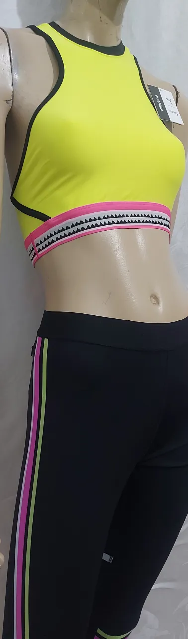 Calza deportiva negra con detalles en rosa y verde. Ideal para entrenar. Fabricadas con 50% polyester reciclado. Nuevas, con etiquetas. Por favor, para comunicarse  sólo WhatsApp. Gracias. 