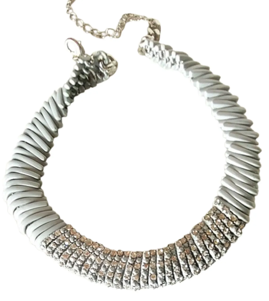 Collar de diseño moderno en color gris con detalles plateados y brillantes. Ideal para complementar cualquier look y agregar un toque de sofisticación. Por favor, para comunicarse  sólo WhatsApp. Gracias. 