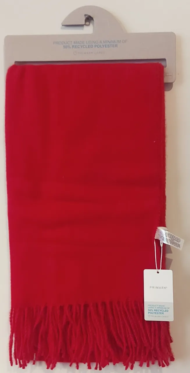 Bufanda roja de tejido suave con flecos en los extremos. Ideal para abrigarte con estilo en los días fríos. Producto hecho con un mínimo de 50% de poliéster reciclado. Por favor, para comunicarse  sólo WhatsApp. Gracias. 