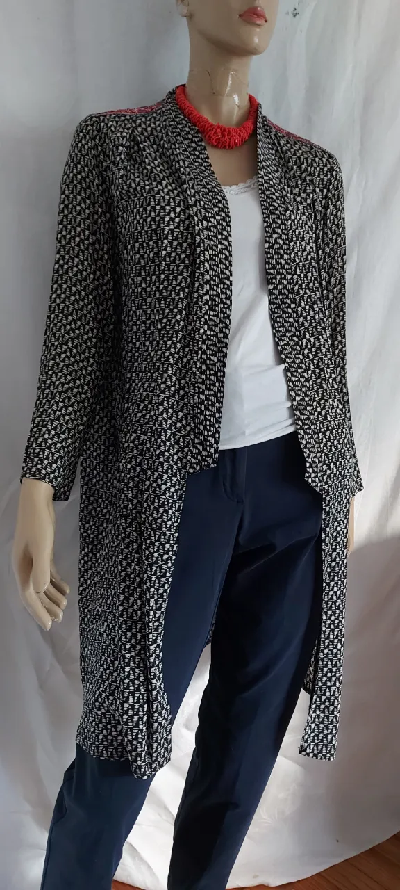 Spolverino largo con estampado geométrico en blanco y negro. Detalles bordados en los hombros y en el borde. Ideal para un look casual y moderno. Por favor, para comunicarse  sólo WhatsApp. Gracias. 