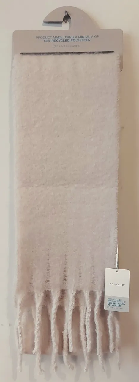 Bufanda de tejido suave y peludo, ideal para abrigarte con estilo. Hecha con un mínimo de 50% de poliéster reciclado, esta bufanda es una opción sostenible y cómoda para el invierno. Perfecta para combinar con cualquier look casual. Por favor, para comunicarse  sólo WhatsApp. Gracias. 