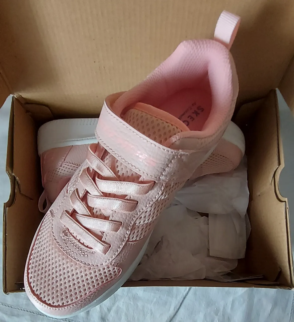 Zapatillas rosas, con ajuste de velcro y cordones. Ideales para uso diario.
Por favor, para comunicarse  sólo WhatsApp. Gracias. 