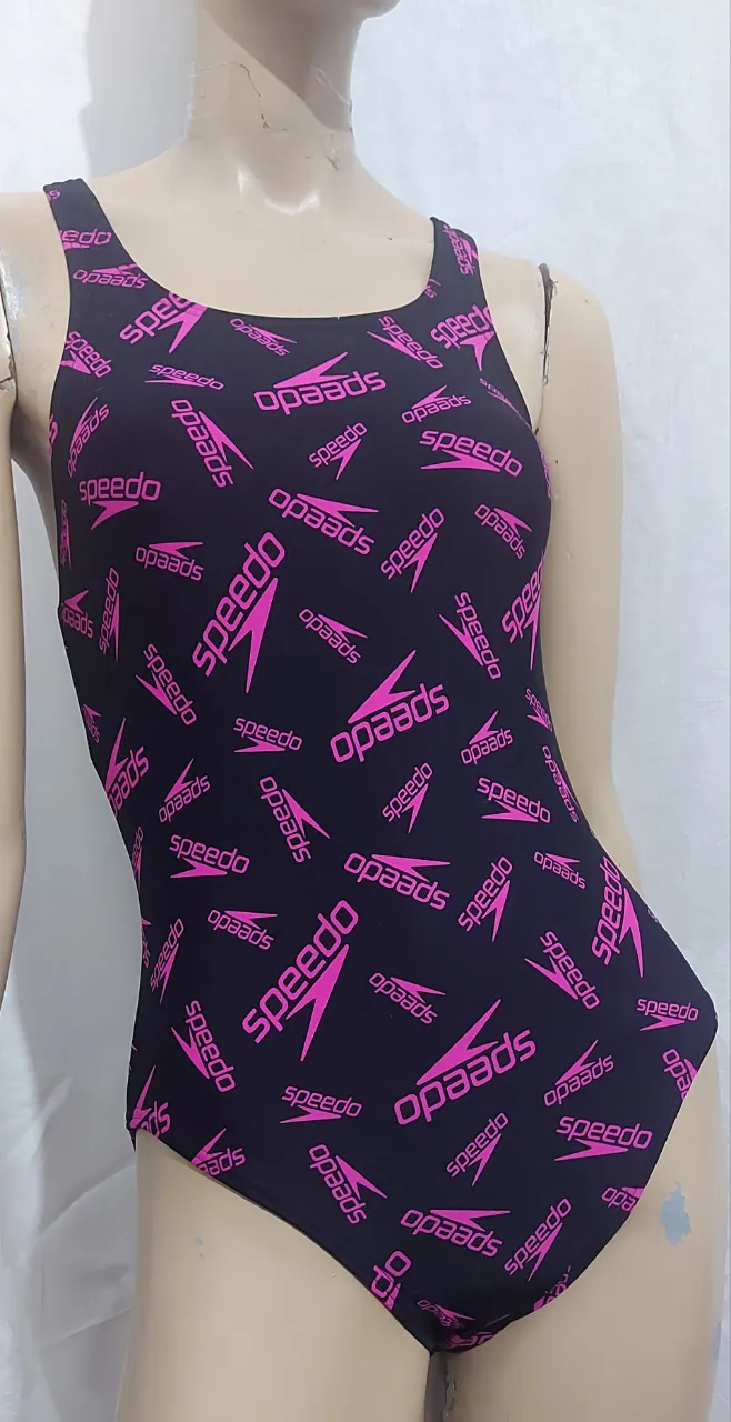 Traje de baño enterizo Speedo para mujer, de color negro con estampado repetido del logo en rosa. Ideal para natación y actividades acuáticas. Por favor, para comunicarse  sólo WhatsApp. Gracias. 