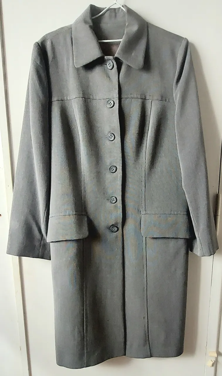 Sobretodo gris de corte clásico, con botones y bolsillos. Ideal para un look formal y elegante. Por favor, para comunicarse  sólo WhatsApp. Gracias. 