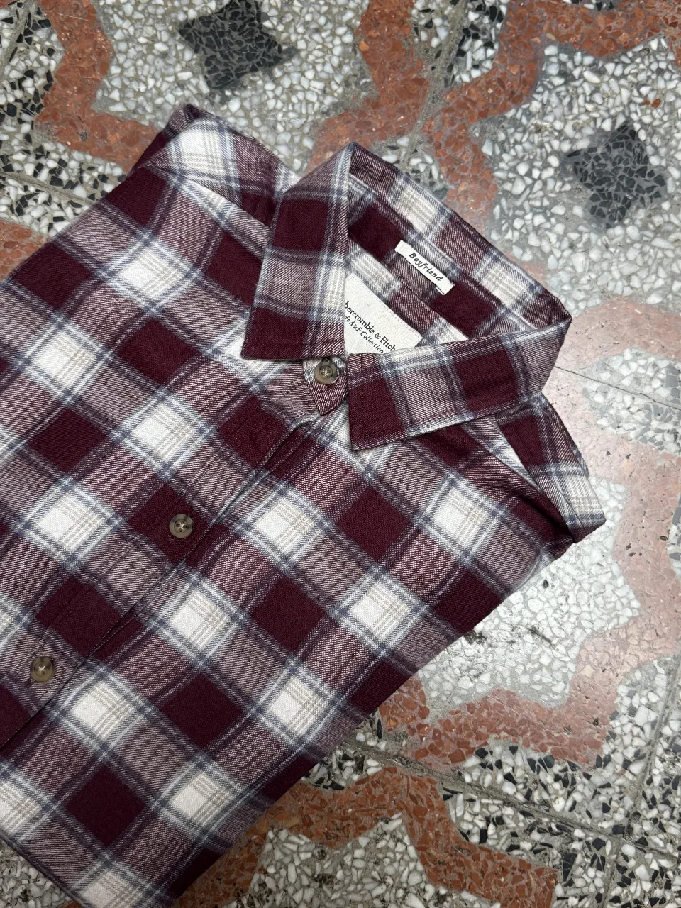 Camisa a cuadros de hombre, estilo leñador, en tonos borgoña y blanco. Ideal para un look casual y abrigado.