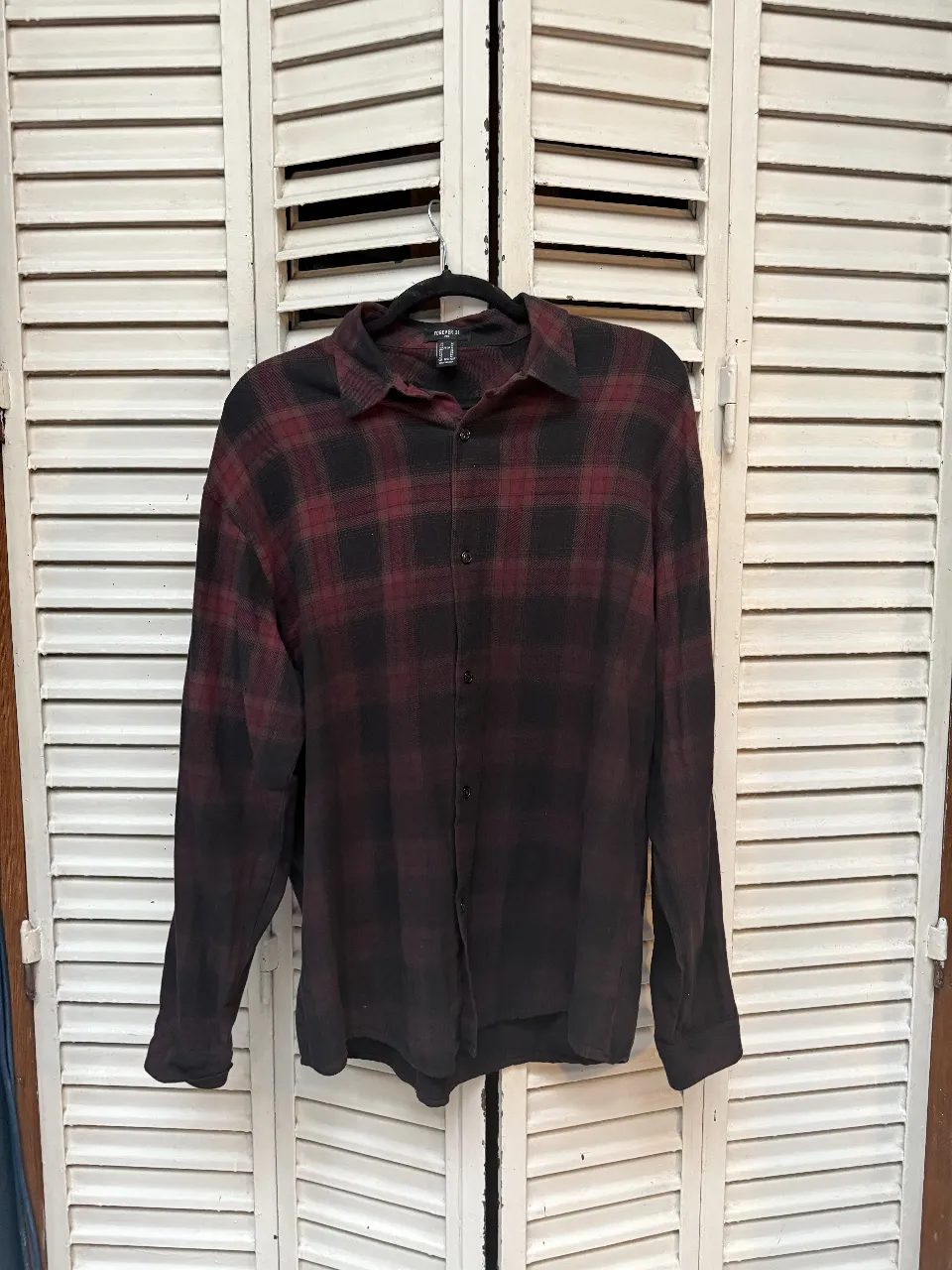 Camisa a cuadros de hombre, manga larga, con botones y cuello. Ideal para un look casual y canchero.
