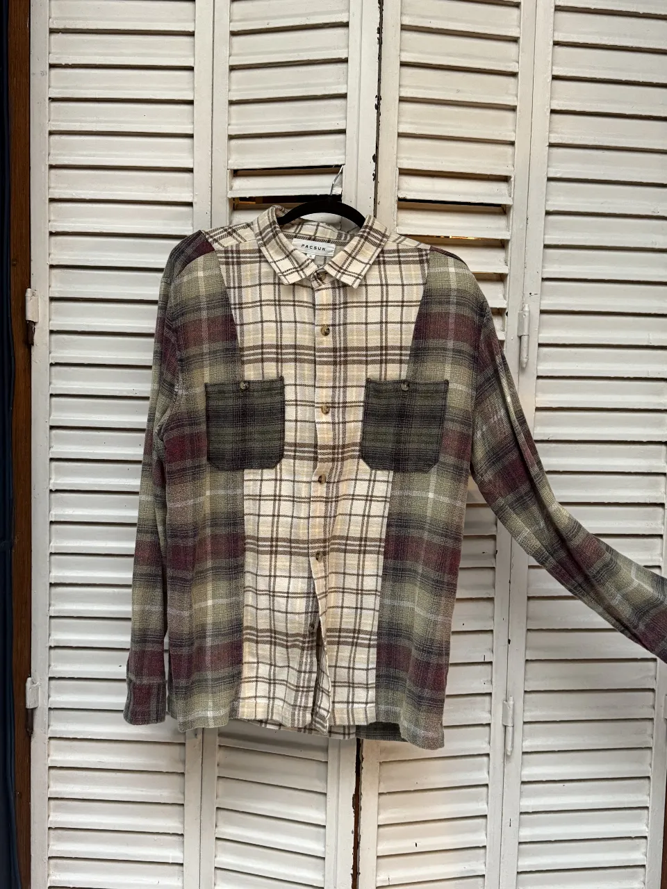 Camisa de Pacsun manga larga, con dos bolsillos delanteros. Ideal para un look casual y relajado.
talle M es bastante overzice 