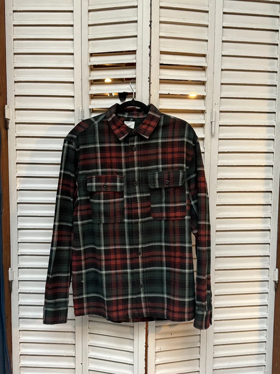 Camisa gruesa a cuadros de hombre, manga larga, con dos bolsillos delanteros. Ideal para un look casual y abrigado.