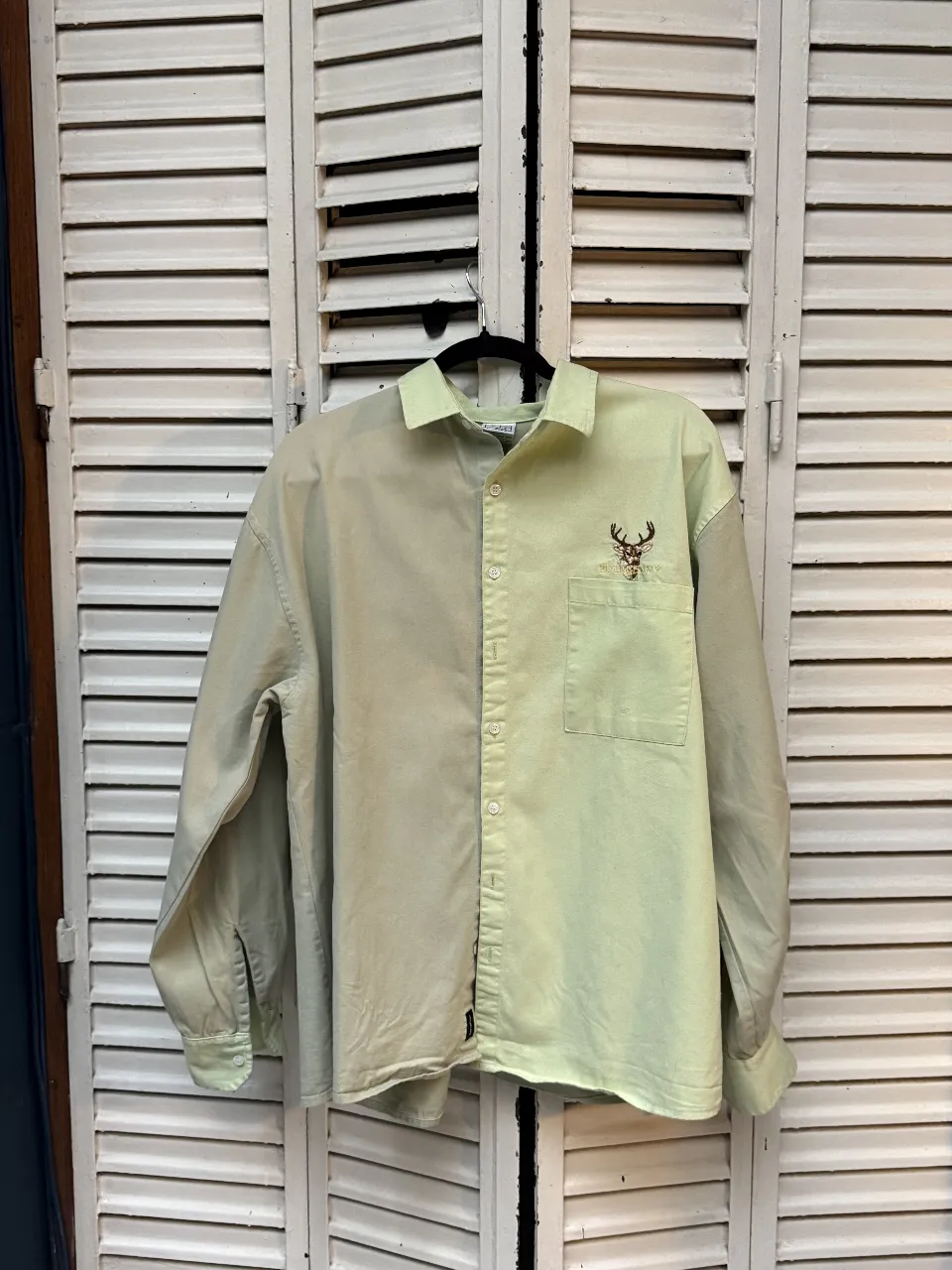 Camisa de hombre con diseño bicolor en tonos verde y crudo. Presenta un bolsillo en el pecho con un bordado de ciervo. Ideal para un look casual y moderno.
oversized.